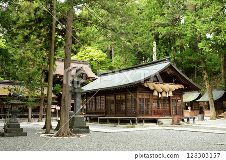 Suwa Taisha Spring Shrine [Shimosuwa-machi, Suwa-gun, Nagano Prefecture] 128303157