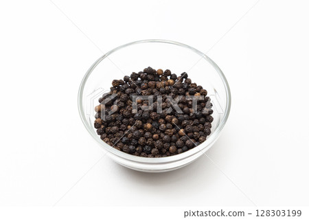 白色背景中的黑胡椒 白色背景中的黑胡椒 128303199