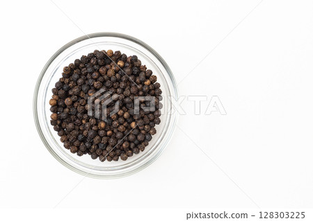 白色背景中的黑胡椒 128303225