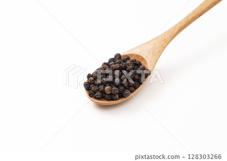白色背景中的黑胡椒 128303266