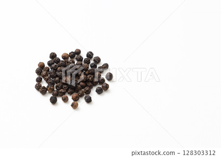 白色背景中的黑胡椒 128303312