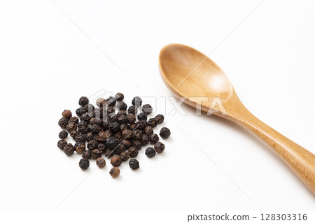 白色背景中的黑胡椒 128303316