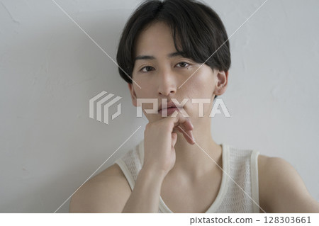 A man in his 20s looking at the camera Men's beauty image portrait 128303661