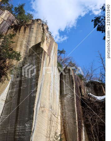 瓜破岩石花園公園壯麗的岩壁和蔚藍的天空－歷史採石場遺址的壯麗景色 128303840