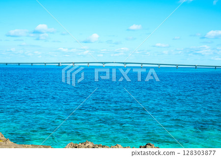 連接宮古島和伊良部島的伊良部大橋：碧藍大海的橋景 128303877