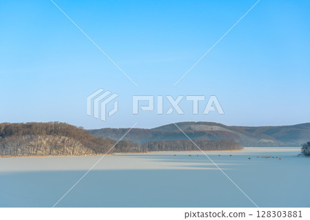 Abashiri City, Hokkaido: Lake Abashiri on a frozen morning and a tent for smelt fishing 128303881