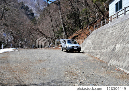 一輛SUV停在小菅林道盡頭的廣場上 128304449