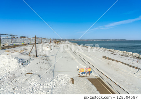 Abashiri, Hokkaido: The platform and tracks at Kitahama Station, facing the Sea of Okhotsk and overlooking drift ice Abashiri, Hokkaido: The platform and tracks at Kitahama Station, facing the Sea of Okhotsk and overlooking drift ice 128304587