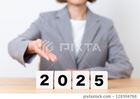 2025 個街區和一位身穿西裝的中年女商人 128304768