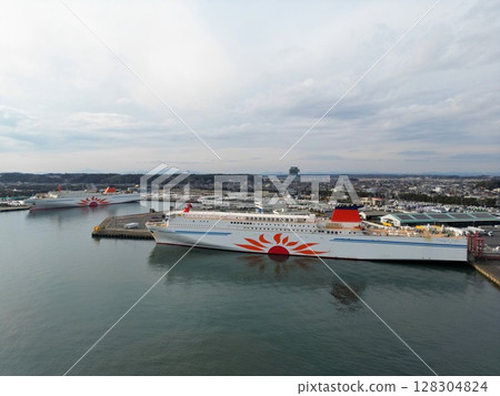 茨城號、大洗號、向日葵大雪號和向日葵札幌號停泊在大洗港(無人機拍攝) 茨城號、大洗號、向日葵大雪號和向日葵札幌號停泊在大洗港(無人機拍攝) 128304824