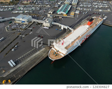 Sunflower Sapporo anchored at Oarai Port, Ibaraki (photographed by drone) 128304827