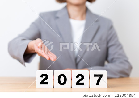2027 個街區和一位身穿西裝的中年女商人 128304894