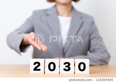 2030年代中年女性穿著西裝的商務女士 2030年代中年女性穿著西裝的商務女士 128304895