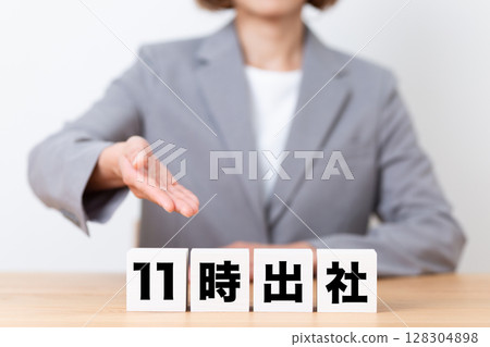 一位身著西裝的中年女商人和一群 11 點上下班的人 128304898