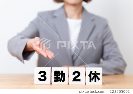 一位身穿西裝、戴著 3 個工作區和 2 個休息區的中年女商人 128305001