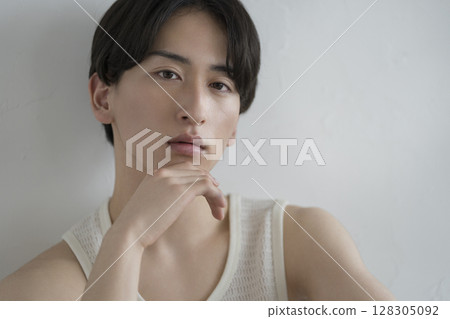 20多歲的男人看著鏡頭 男士美容形象肖像 20多歲的男人看著鏡頭 男士美容形象肖像 128305092
