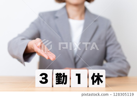 一位身穿西裝、戴著 3 個工作區和 1 個休息區的中年女商務女士 128305119