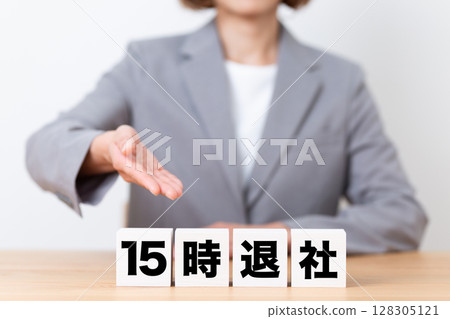 A middle-aged female business woman wearing a suit and a block for leaving work at 15:00 128305121
