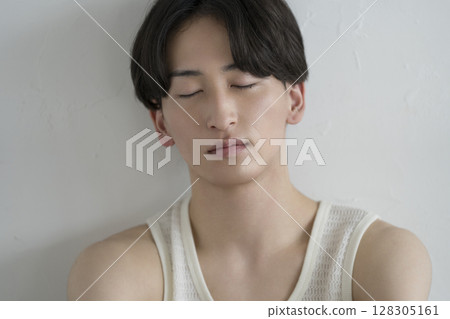 一個20多歲的男人閉著眼睛,男人的美麗形象,肖像 一個20多歲的男人閉著眼睛,男人的美麗形象,肖像 128305161
