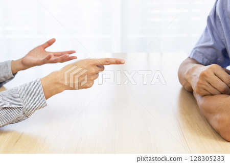 男人和女人吵架 128305283