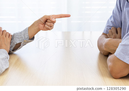 Men and women arguing Men and women arguing 128305290