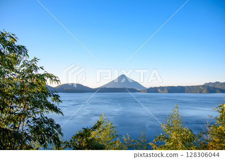 Fresh greenery, lake and mountains 128306044