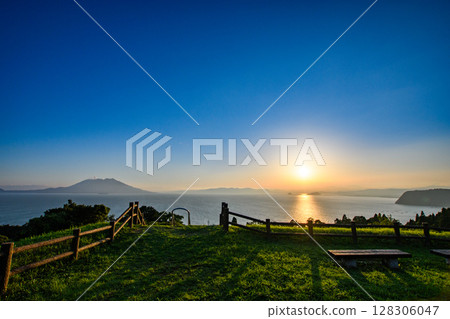日落時漂浮在海面上的山脈 128306047