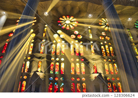 巴塞隆納聖家堂華麗的內飾 128306624