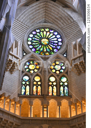 巴塞隆納聖家堂華麗的內飾 128306634