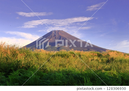 秋天的色彩和富士山的深邃山峰 秋天的色彩和富士山的深邃山峰 128306930