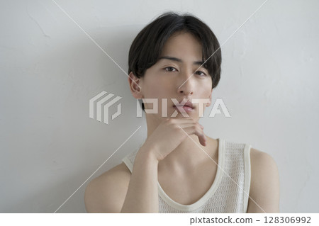 20多歲的男人看著鏡頭 男士美容形象肖像 20多歲的男人看著鏡頭 男士美容形象肖像 128306992