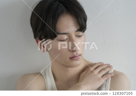 Men's beauty image portrait of a man in his 20s 128307105