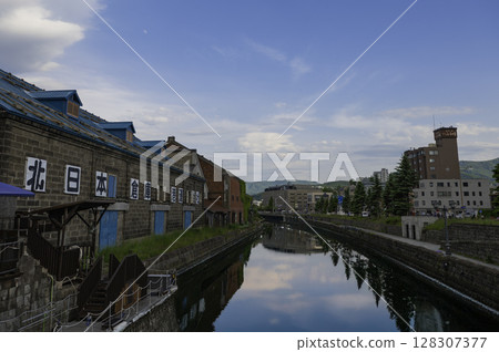 Otaru canal in blue sky 128307377