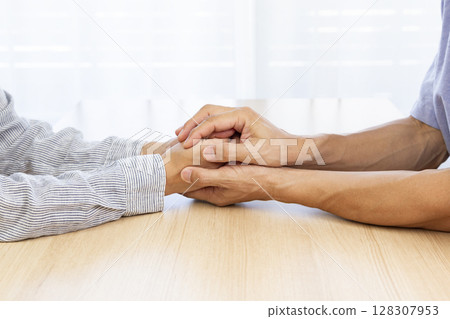 男人和女人手牽著手 男人和女人手牽著手 128307953