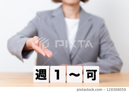 一位中年女商人每週穿西裝戴積木1-1小時 一位中年女商人每週穿西裝戴積木1-1小時 128308050