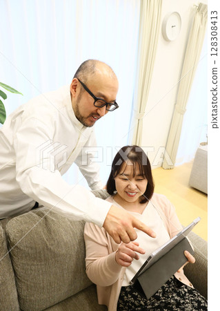 看片劑的中間夫婦 128308413