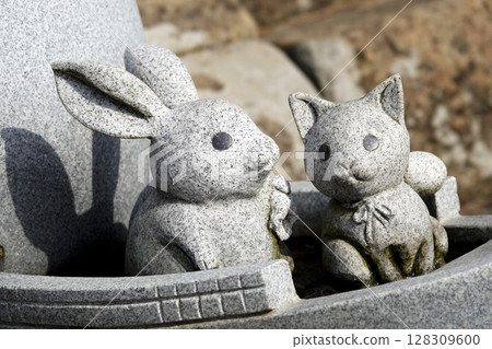 出雲大社境內隨處可見可愛的石兔雕像。 128309600