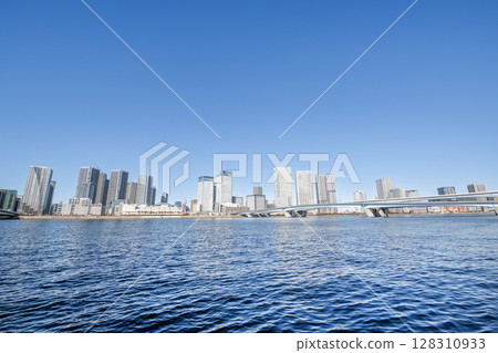 東京都中央區晴海 - 晴天時，晴海的一棟高層公寓大樓（塔式公寓）及其周圍的街道 128310933
