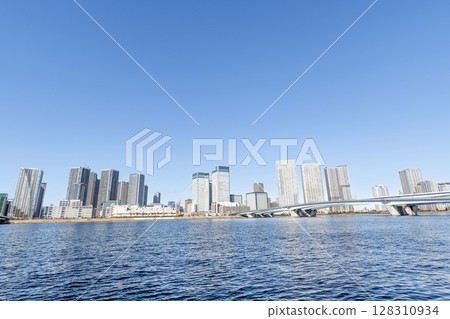 東京都中央區晴海 - 晴天時，晴海的一棟高層公寓大樓（塔式公寓）及其周圍的街道 128310934