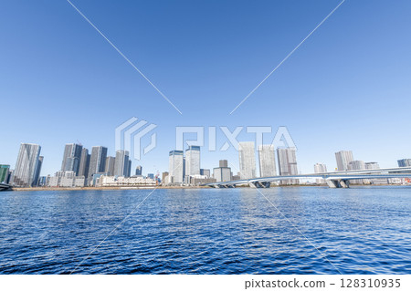 東京都中央區晴海 - 晴天時，晴海的一棟高層公寓大樓（塔式公寓）及其周圍的街道 128310935