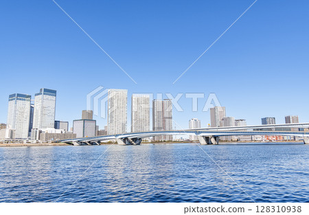 東京都中央區晴海 - 晴天時，晴海的一棟高層公寓大樓（塔式公寓）及其周圍的街道 128310938