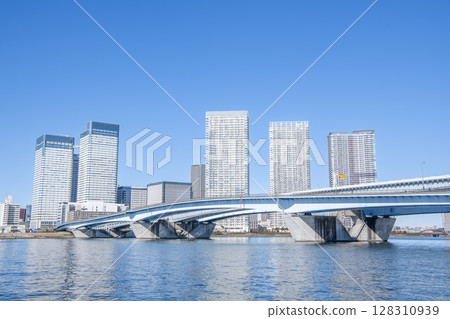 東京都中央區晴海 - 晴天時,晴海的一棟高層公寓大樓(塔式公寓)及其周圍的街道 東京都中央區晴海 - 晴天時,晴海的一棟高層公寓大樓(塔式公寓)及其周圍的街道 128310939