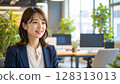 一名婦女在辦公室接受採訪 128313013