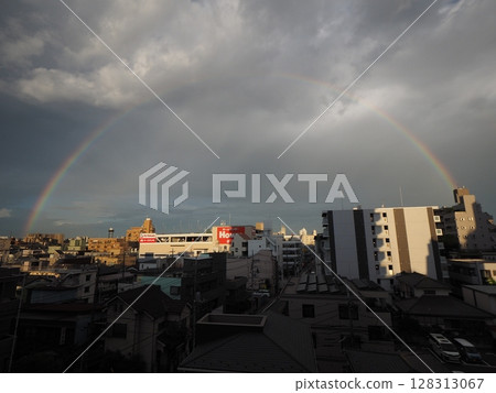 雨後天空出現彩虹 雨後天空出現彩虹 128313067