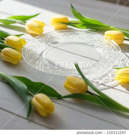 白色木桌上的鬱金香和盤子。 白色木桌上的鬱金香和盤子。 128313297