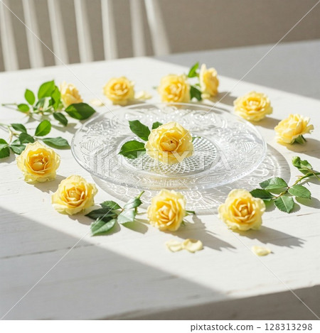 白色木桌上放著玫瑰和盤子。 128313298