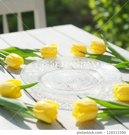 白色木桌上的鬱金香和盤子。 白色木桌上的鬱金香和盤子。 128313300