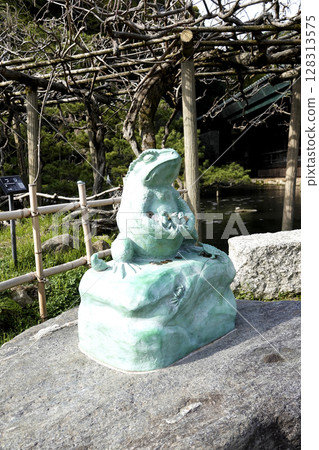 出雲大社神樂殿旁鏡池中的青蛙雕像 出雲大社神樂殿旁鏡池中的青蛙雕像 128313575