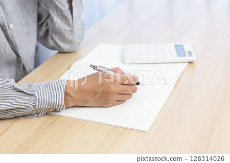 Women's wearing a household account book 128314026