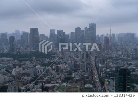 Tokyo: Heavy rain looms over the Tokyo sky 128314429